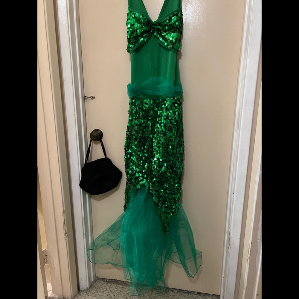 Charade’s Women's Green Sequin Mermaid Costume - NEW - Picture 5 of 13